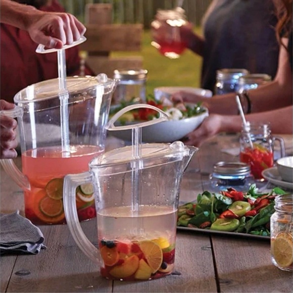 Pampered Chef Transparent Beverage Pitcher with Lid - Picture 6 of 10